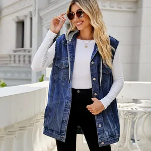 Detailansicht einer blauen Vintage-Jeansweste mit Kapuze für Damen auf einem Balkon