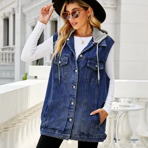 Nahaufnahme einer blauen Vintage-Jeansweste mit grauer Kapuze, getragen von einem Modell.