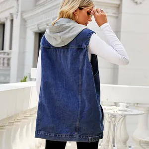 Rückansicht einer lässigen Oversize-Jeansweste mit Kapuze für Damen im Retro-Stil