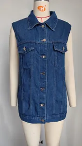 Detaillierte Vorderansicht einer blauen Vintage-Jeansweste für Damen auf einer Schaufensterpuppe