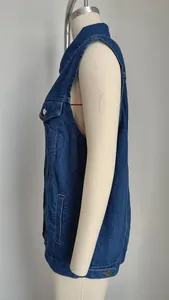 Detaillierte Seitenansicht einer blauen Vintage-Denim-Weste für Damen auf einer Schneiderpuppe
