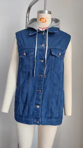 Vorderansicht einer blauen Vintage-Damen-Denim-Kapuzenweste an einer Schaufensterpuppe