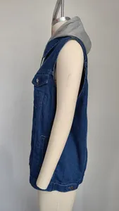 Detaillierte Seitenansicht einer blauen Vintage-Denim-Weste mit grauer Kapuze am Mannequin