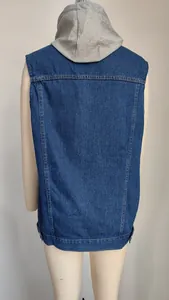 Rückansicht der lockeren Retro-Jeansweste mit grauer Kapuze für Damen Freizeitmode