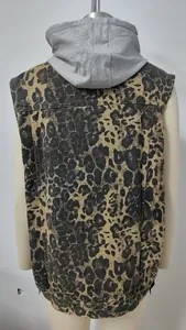 Detaillierte Rückansicht einer lässigen Jeansweste mit Leopardenmuster und Kapuze.