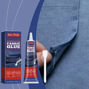 Gros plan de la colle à tissu Jue Fish appliquée sur du denim pour une réparation durable.