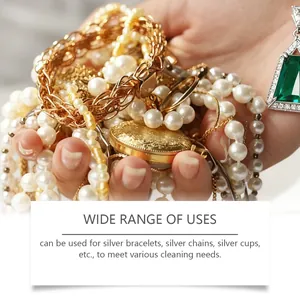 Vue détaillée de bijoux en perles et or adaptés au nettoyage avec des lingettes