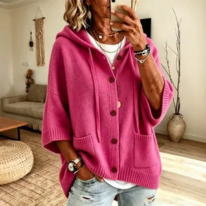 Leuchtend rosa Strickjacke mit Kapuze, Knöpfen und Taschen für einen lässigen Herbstlook.