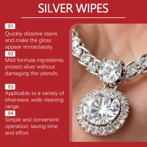 Gros plan de bijoux en argent brillants nettoyés avec des lingettes spéciales pour bijoux