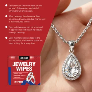 Vue détaillée des lingettes nettoyantes pour bijoux Jakehoe avec pendentif.