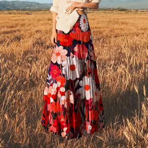 Falda larga bohemia con estampado floral de pintura al óleo y diseño romántico de vuelo.