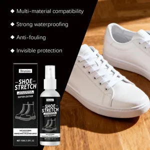 Brunizo Schuhdehnungsspray zum Erweichen von Lederschuhen auf einem feinen Holzboden