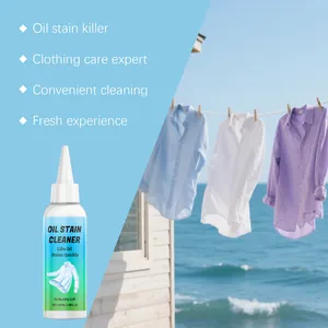 Flacone di smacchiatore per vestiti accanto al bucato fresco appeso in riva al mare