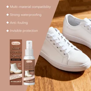 Detailweergave van Brunizo schoenoprekker sprayfles en verpakking met sneakers
