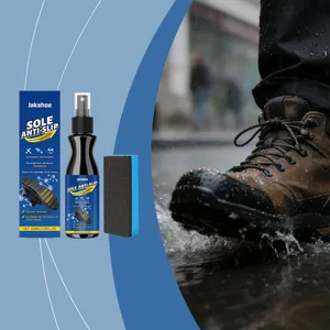 Kit spray antidérapant Jakehoe avec éponge présenté devant une scène de rue pluvieuse