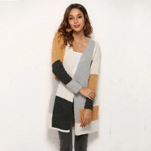 Dettaglio di un elegante cardigan in maglia a maniche lunghe con design color-block