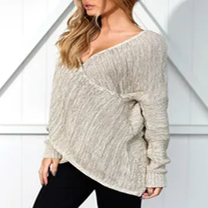 Vista dettagliata di un cardigan in maglia beige con elegante design a incrocio e scollo a V.