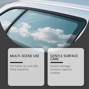 Gros plan d'une fenêtre de voiture propre reflétant le ciel après le nettoyage
