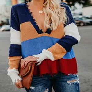 Dettaglio di un maglione in maglia color-block con scollo a V e bordi sfilacciati di tendenza