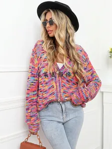 Detalle de un cárdigan de punto tie-dye colorido con botones grandes decorativos