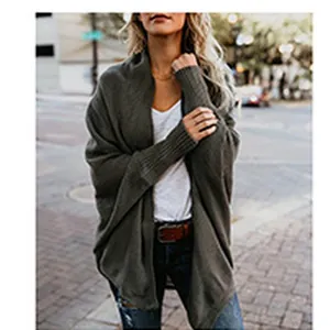 Vista street style del cardigan in maglia verde oliva oversize con tessuto strutturato