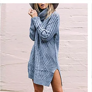 Dettaglio di un vestito a maglia blu con collo alto, trecce e profondo spacco laterale