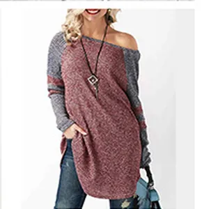 Dettaglio di una tunica in maglia a maniche lunghe da donna in bordeaux e grigio con color-block