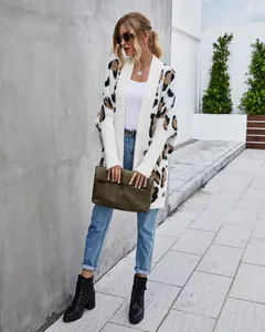Vista completa di un cardigan in maglia con stampa leopardata indossato con jeans e stivali.