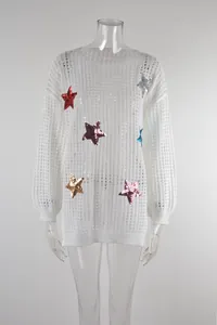 Dettaglio del copricostume bianco in maglia traforata con stelle di paillettes colorate