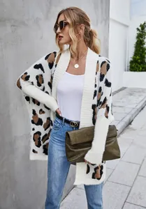 Elegante cardigan in maglia leopardata oversize da donna con una pochette chic