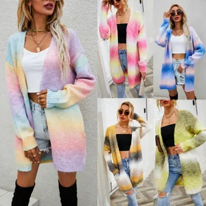 Détails montrant les différentes couleurs du long cardigan en tricot dégradé arc-en-ciel.