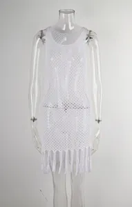 Dettaglio del copricostume bianco in maglia a uncinetto con nappe e frange
