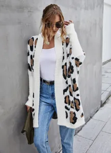 Vista dettagliata del morbido cardigan in maglia leopardata e outfit casual street style.