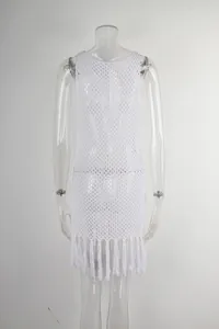 Vista posteriore di un copricostume in maglia a uncinetto bianco con eleganti nappe