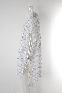 Túnica de playa tejida en blanco y azul, estilo holgado, vista lateral en maniquí.