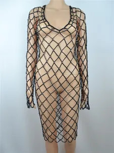 Sexy schwarzes langärmeliges gehäkeltes Fischnetz-Strandkleid mit silbernen Perlen-Details