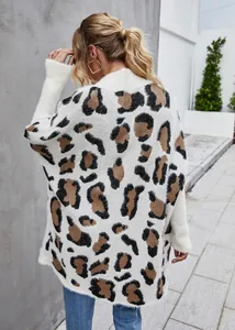 Vista posteriore di un cardigan in maglia leopardato ampio con una trama soffice.