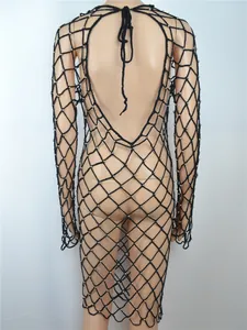 Detailansicht Rücken schwarzes Häkel-Strandkleid mit Netzstruktur und Perlen