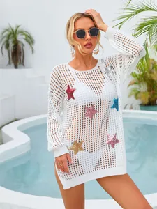 Copricostume bianco in maglia traforata con stelle di paillettes colorate a bordo piscina