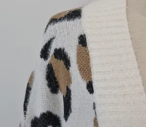 Primo piano di un cardigan in maglia leopardata che mostra i dettagli della morbida texture