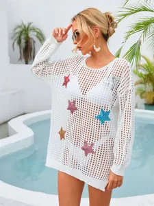 Dettaglio di copricostume bianco traforato con stelle di paillettes colorate da spiaggia