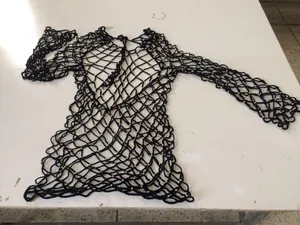 Detailansicht eines schwarzen Häkel-Fischnetz-Strand-Cover-ups mit Silberperlen