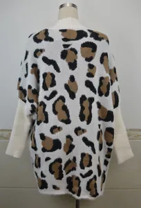 Vista posteriore di un maglione in maglia leopardato oversize con maniche lunghe a coste.