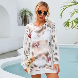 Copricostume bianco traforato con stelle di paillettes colorate per le vacanze.