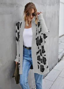 Cardigan da donna in maglia leopardata grigia, vestibilità ampia con texture morbida