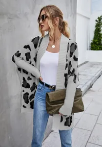 Cardigan in maglia leopardata ampia abbinata a canotta bianca e jeans in denim blu