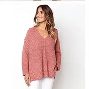 Vista completa di un maglione in maglia mélange oversize con scollo a V per donna