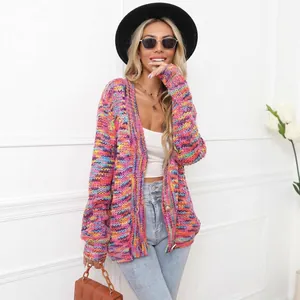 Elegante cárdigan de punto tie-dye multicolor con botones para la moda de invierno