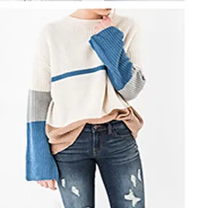 Dettaglio di un elegante maglione in maglia a maniche lunghe a righe color block da donna