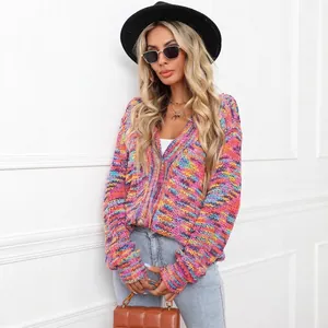 Cárdigan de punto multicolor con efecto tie-dye lucido por una modelo con sombrero